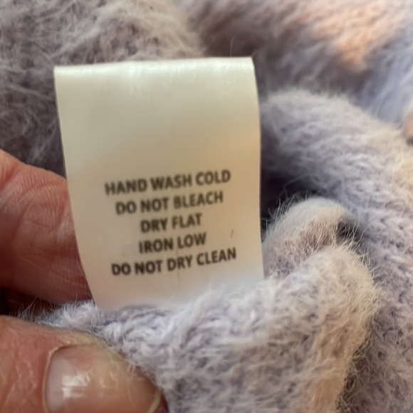 Soft mauve sweater with cross over in back pretty loose knit - Picture 4 of 8